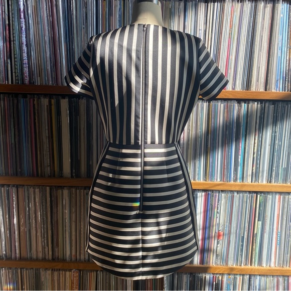 EUC TOPSHOP Black and White Striped Mini Dress size 6US - Picture 5 of 7